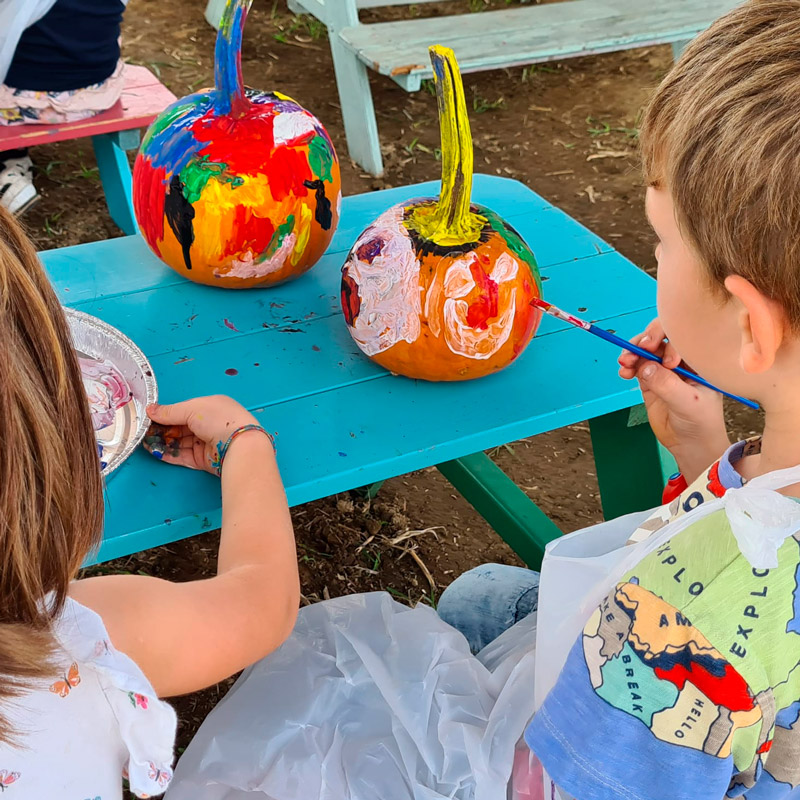 Fattoria-della-Zucca_bambini-laboratorio-decorazione Fattoria della Zucca - decorazione zucca